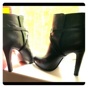 Tory Burch boots like NEW!